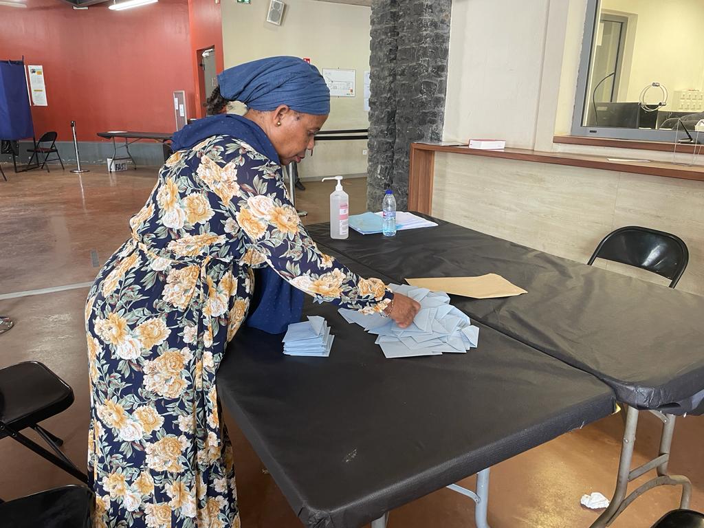 Sénatoriales 2023 : La présidente du bureau de vote proclame les résultats du premier tour (video)