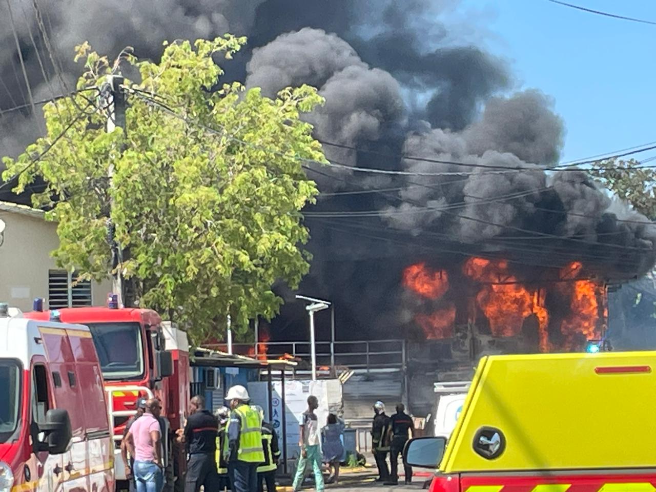 Un entrepôt Sogea est en feu à Kaweni