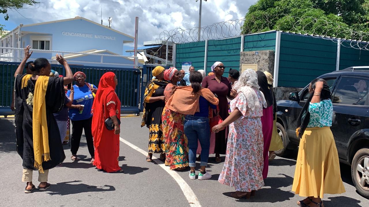 Manifestantes libérées après leur interpellation à la barge en Petite Terre (video)
