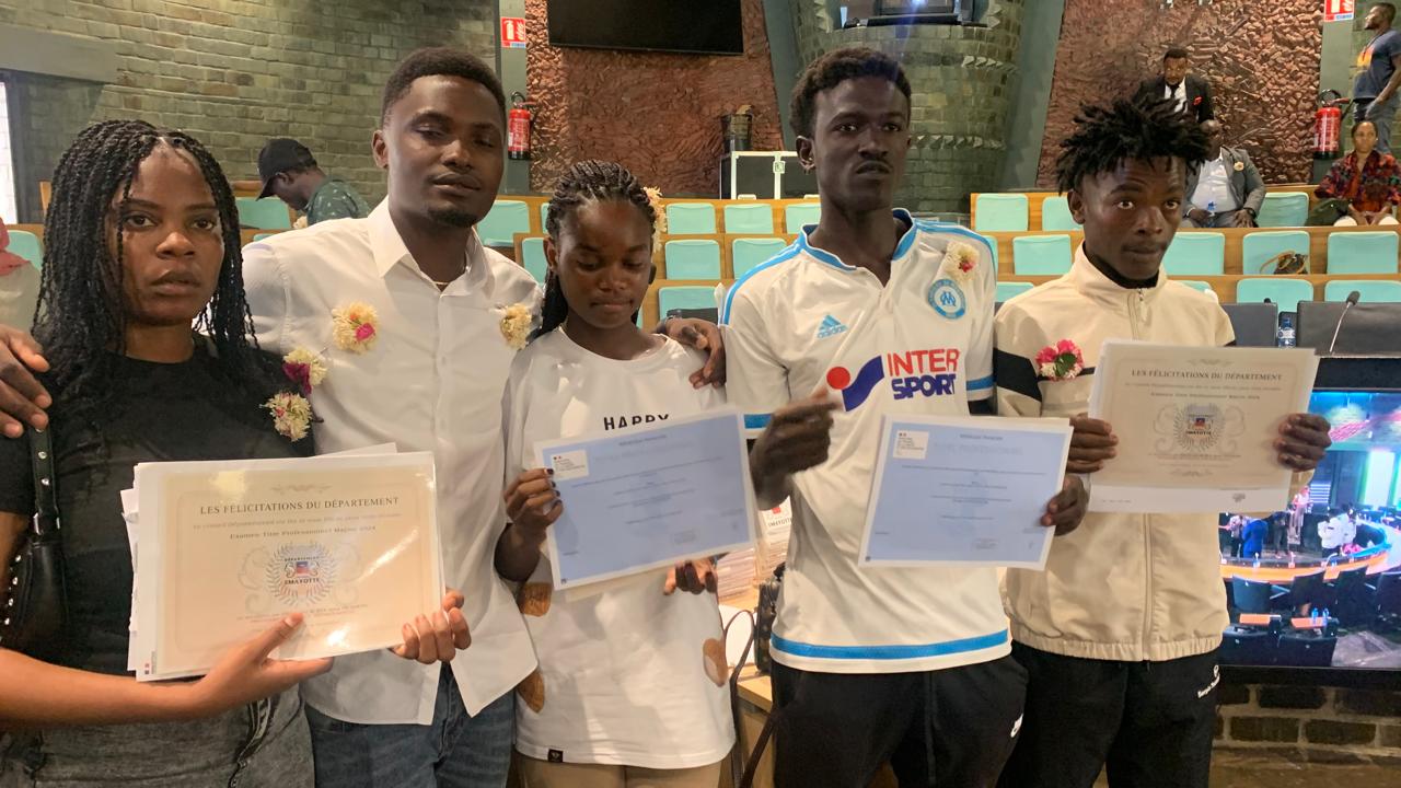 La détermination de douze jeunes déscolarisés récompensées par un diplôme un  tremplin vers un avenir professionnel