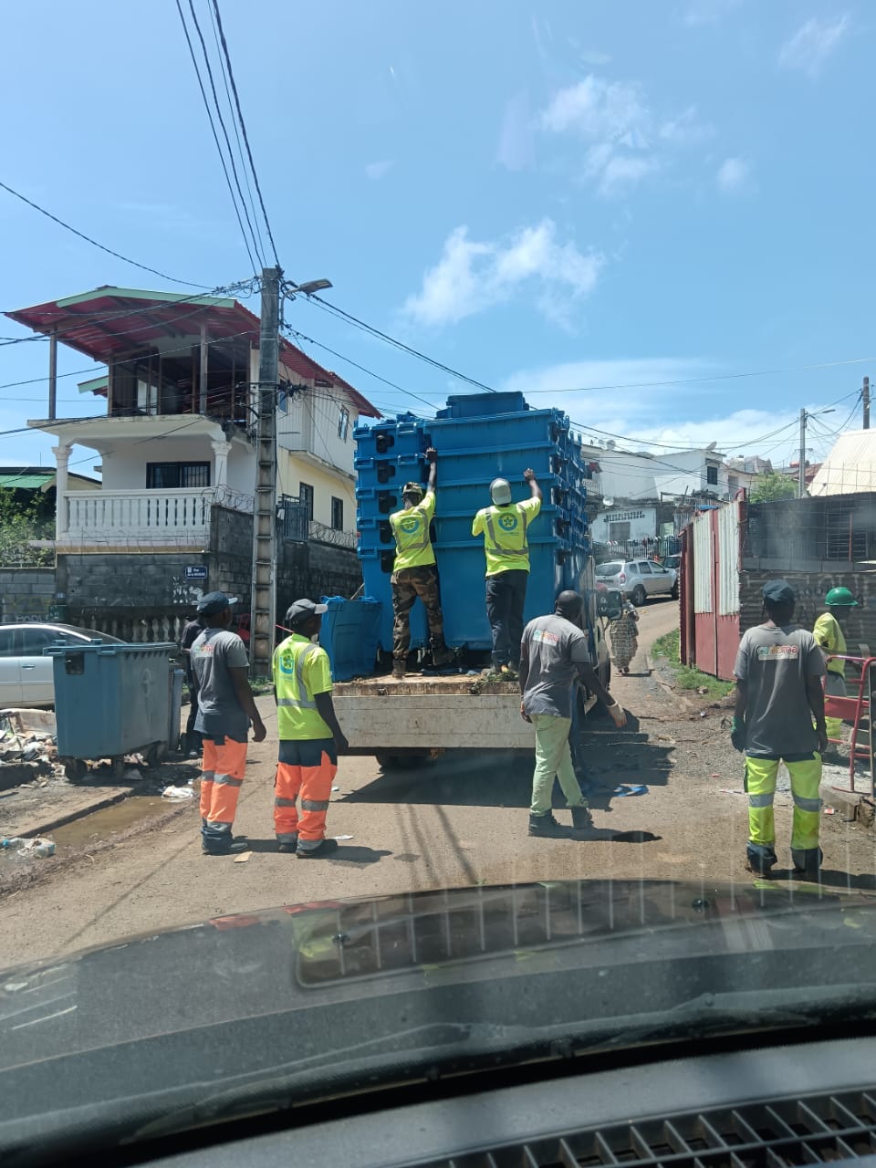 Livraison de nouvelles poubelles à Kawéni