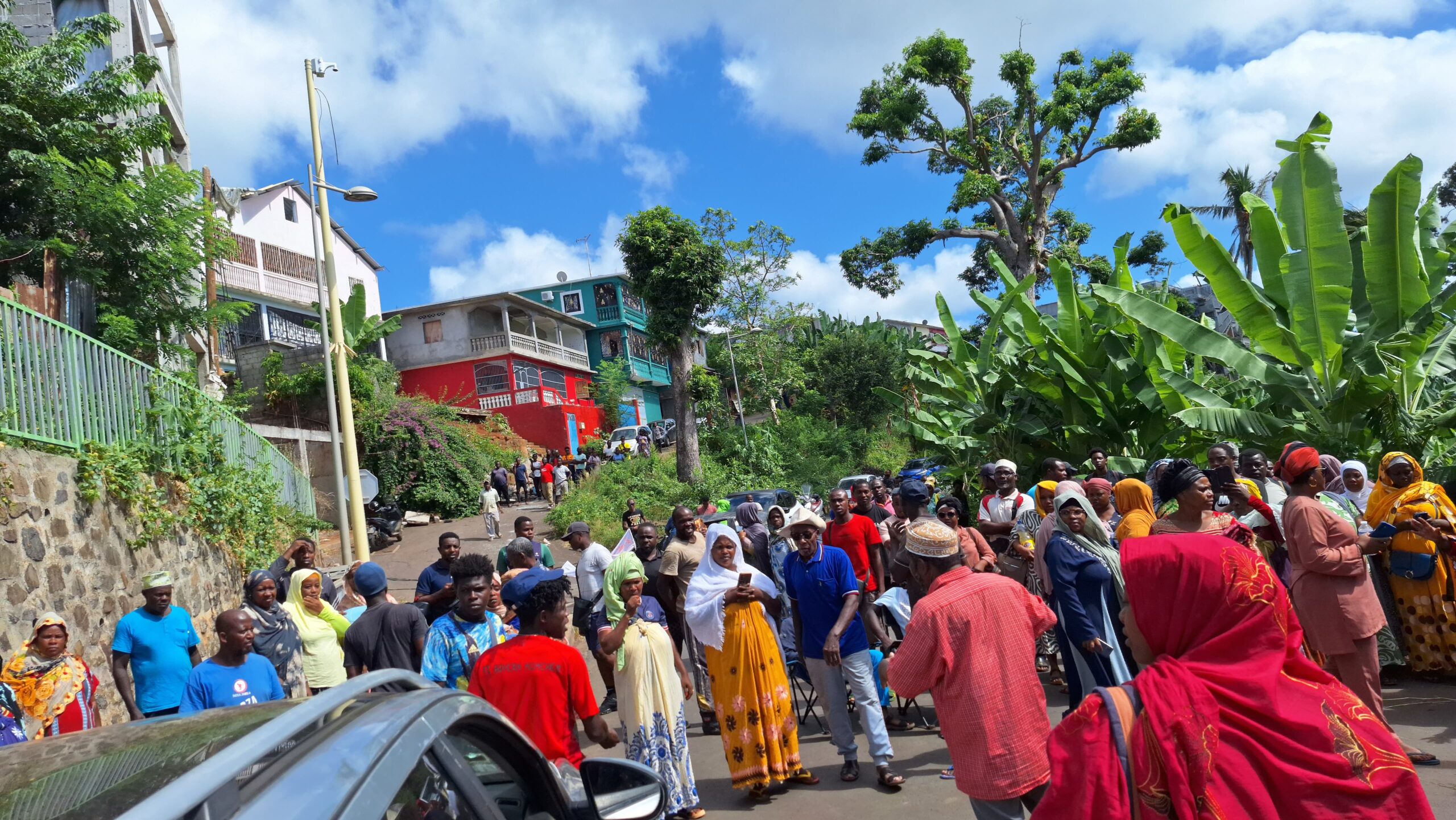 Raz-le-bol et route bloquée à Vahibé