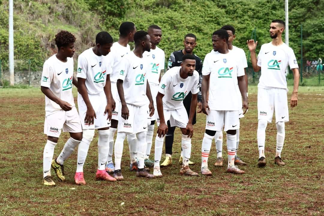 Laithidine Ben Saïd aux côtés de ses footballeurs