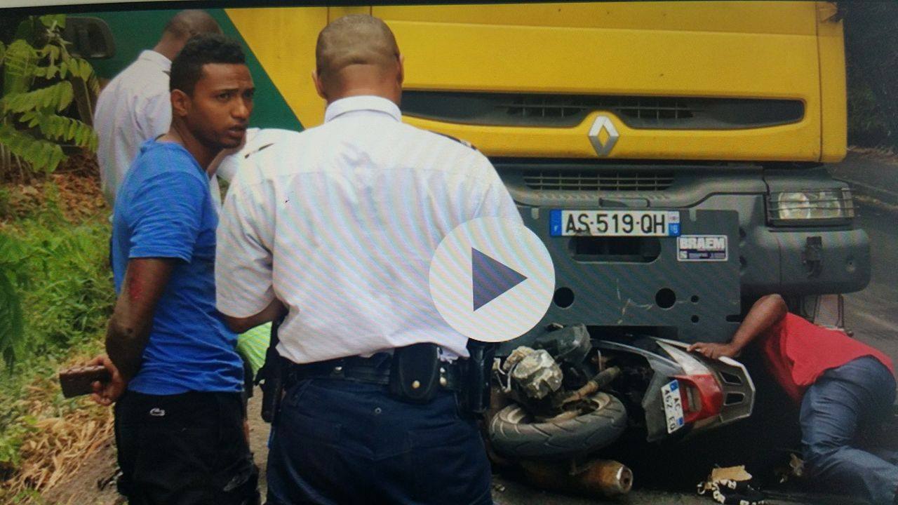 Kaweni : accident entre un scooter et un camion