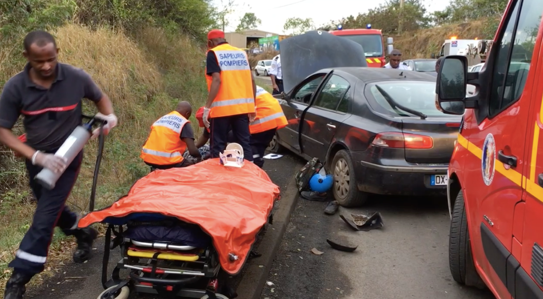 Accident de la route : un scooter encastré sous une voiture (vidéo)