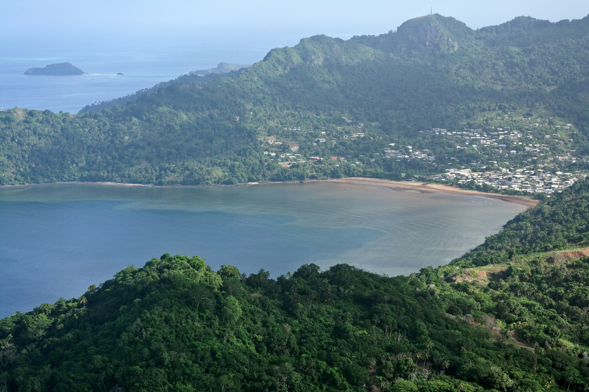 Acoua, entre dégradés de vert sur terre et en mer, la petite ville du Nord lutte de toutes ses forces