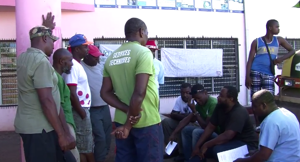 Les agents techniques de Koungou en colère (vidéo)