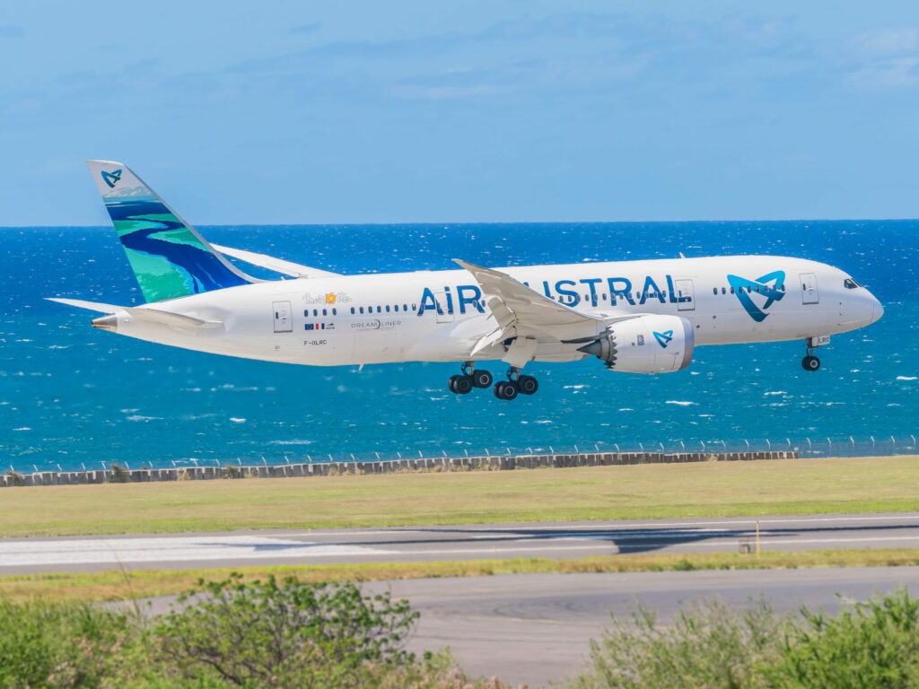 air austral decollge scaled 1