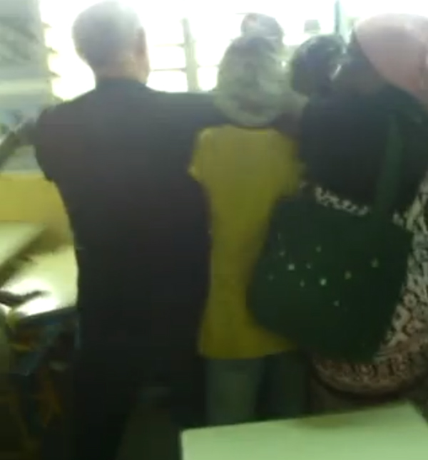 Un élève agresse son prof en plein cours (Vidéo)