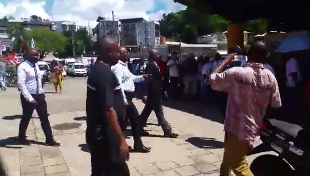 L’arrivée des élus sur la Place de la République (vidéo)
