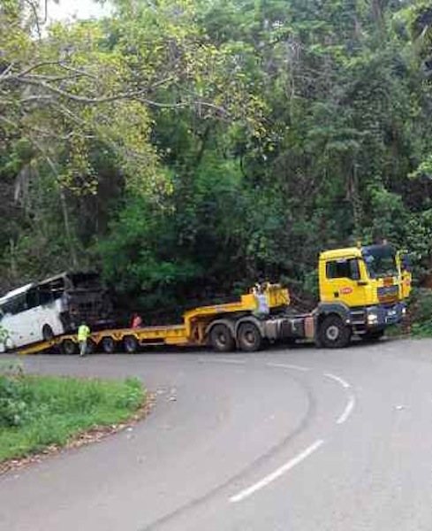 Ongoujou : l’enlèvement d’un bus calciné provoque un énorme embouteillage