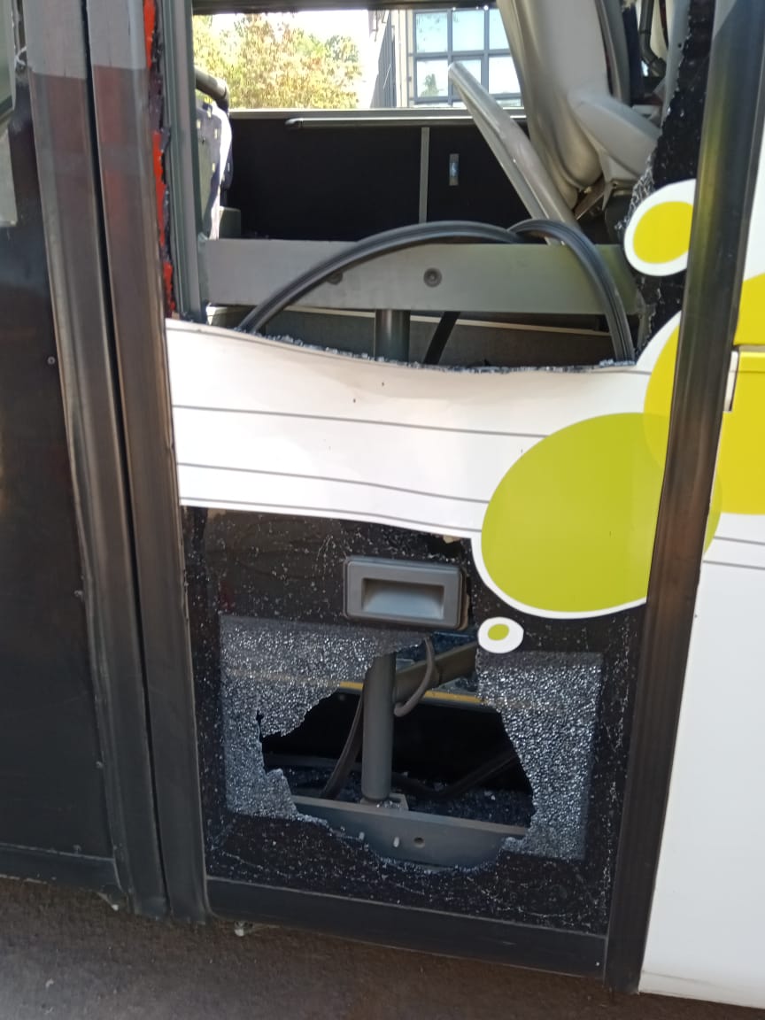 Un autocar du CHM transportant le personnel encore une fois attaqué