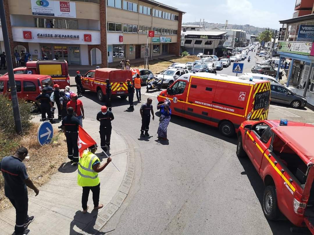 Une nouvelle action coup de poing des pompiers a paralysé le rond point SFR ce midi