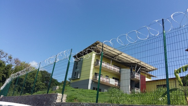 Sécurité : des barbelés au lycée