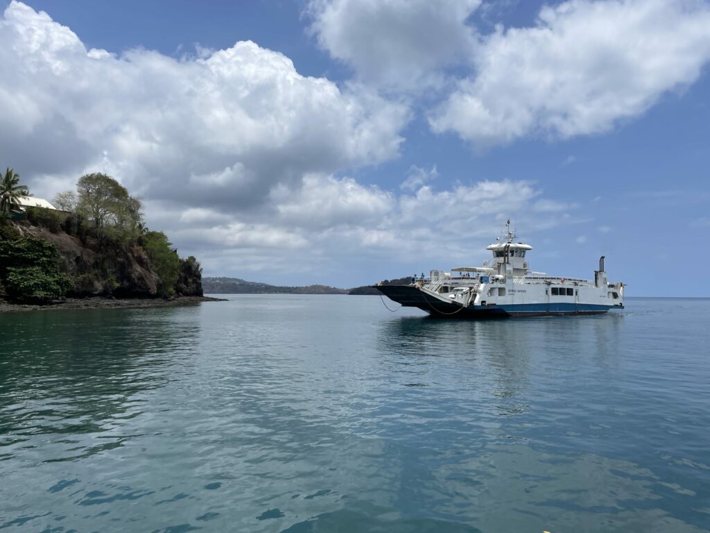 barge a lapproche. scaled 1