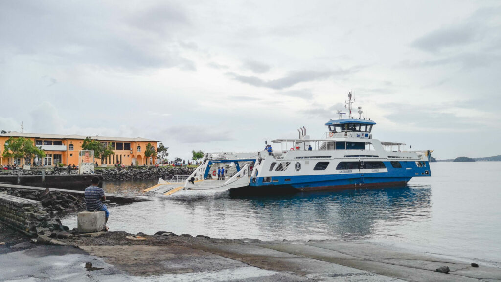 barge mamoudzou vide blocage scaled 1