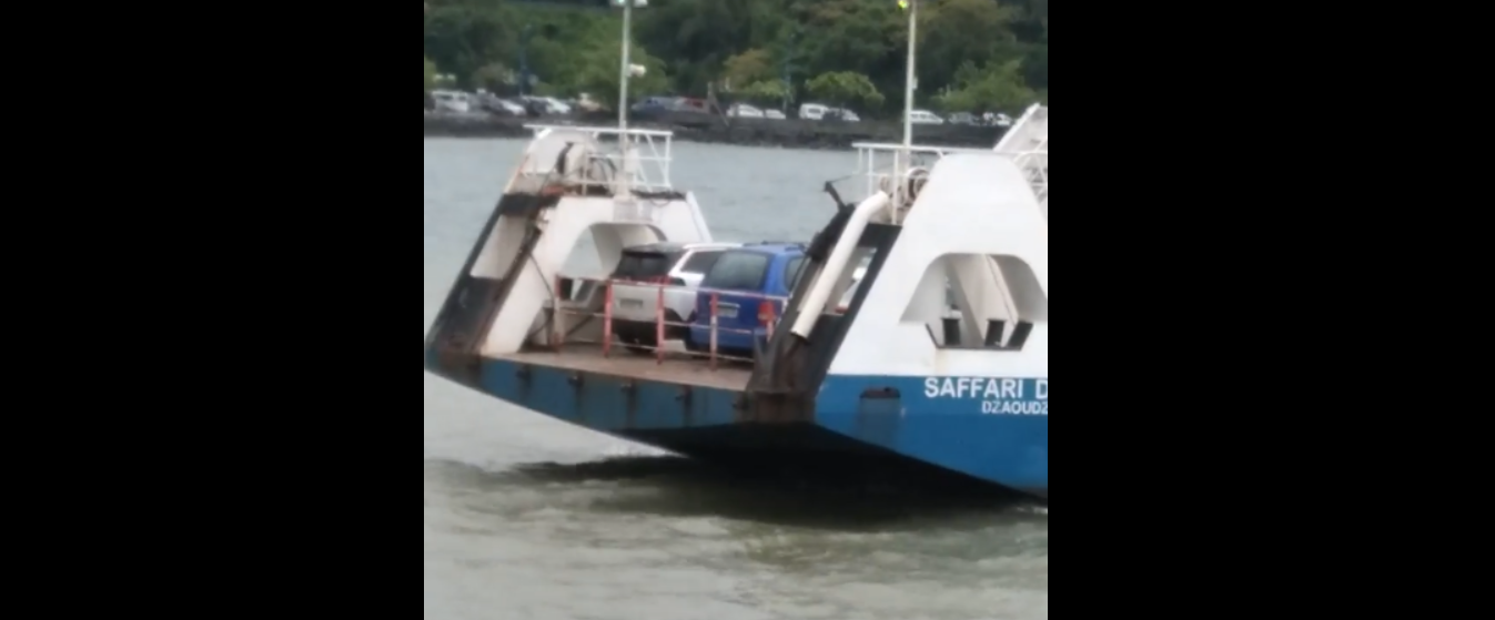 Vidéo : une barge circule sans rampe d’accès