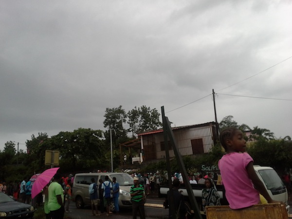 Barrages à Vahibé : les forces de l’ordre caillassées