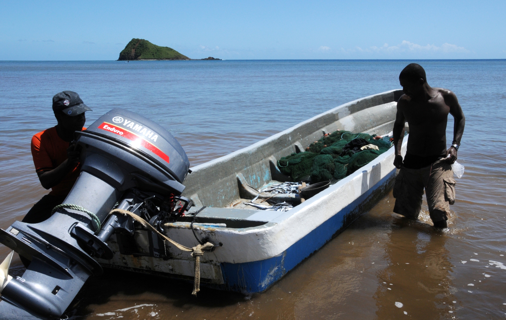 Pamandzi : un pêcheur tombe en rade à 7h et rentre chez lui à 20h30 !