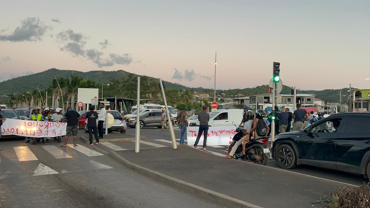 Une nouvelle journée de blocages sur les routes (vidéos)