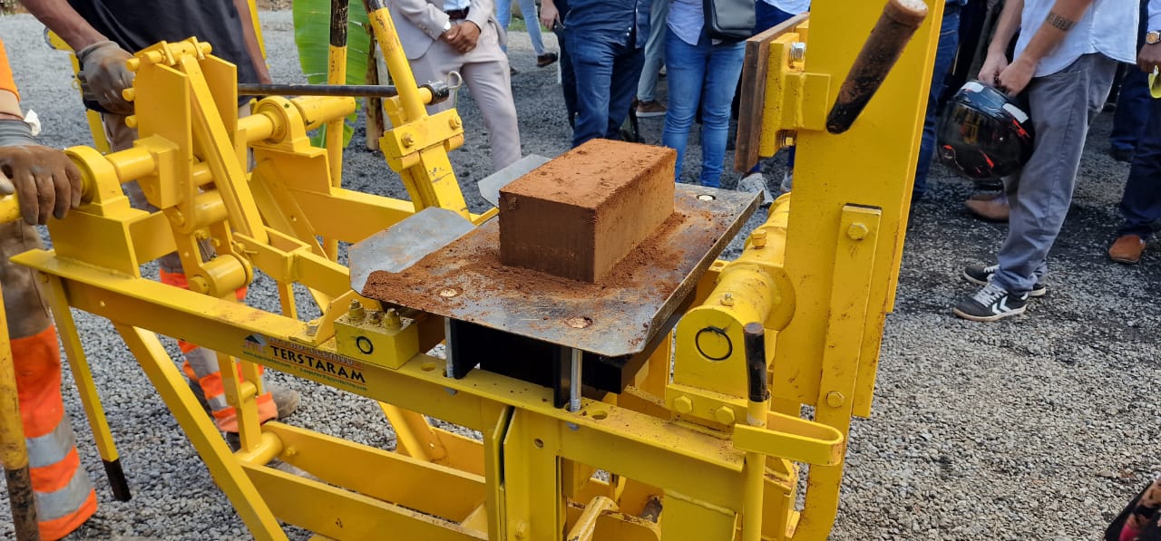 L’EPFAM et Art Terre Mayotte unissent leurs forces pour la promotion de la brique de terre comprimée