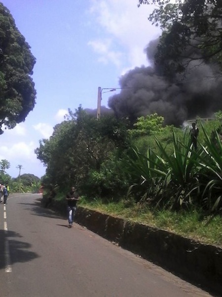 Un bus scolaire détruit par le feu à Vahibé
