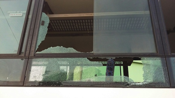 Des bus scolaires caillassés à Kahani (photos)