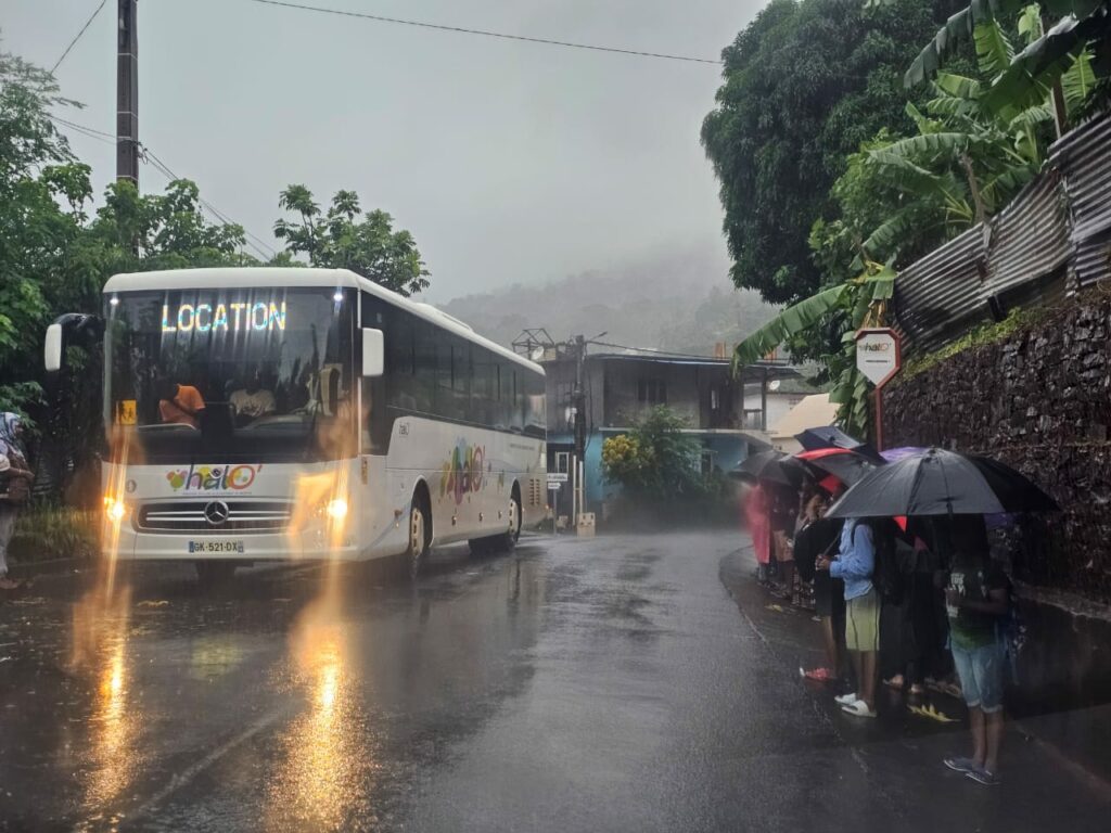 bus scolaire pluie attente enfants