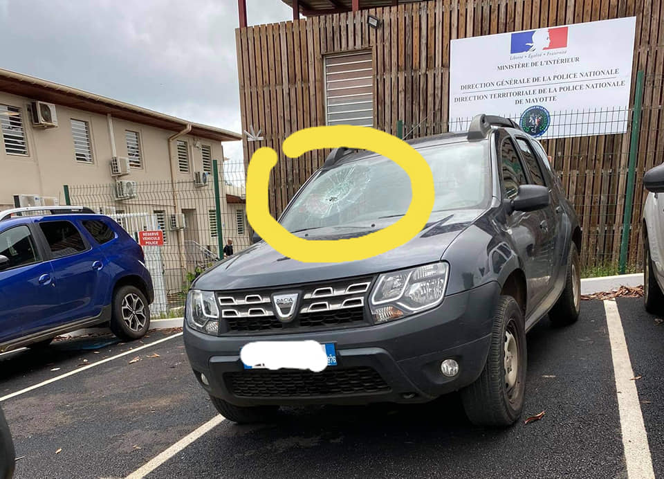 Il casse les vitres des voitures pour rentrer dans le commissariat