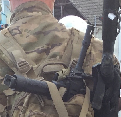 Du calibre 12 sur la barge