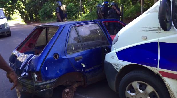 Une carcasse dégagée par la police (vidéo)