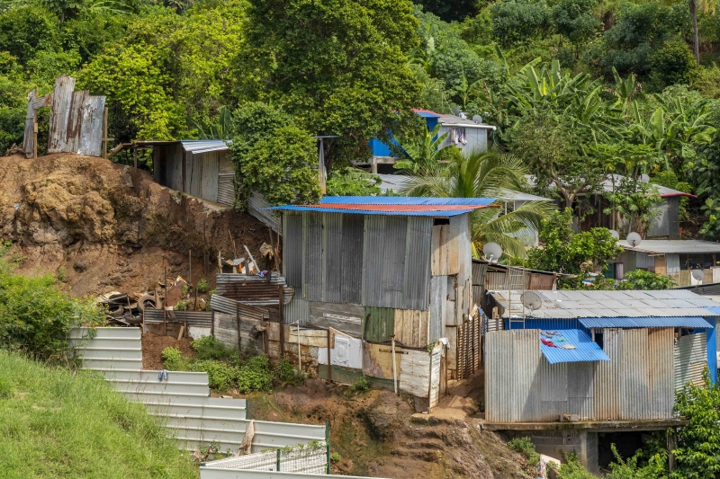 Conflit dans une case en tôle à Chiconi