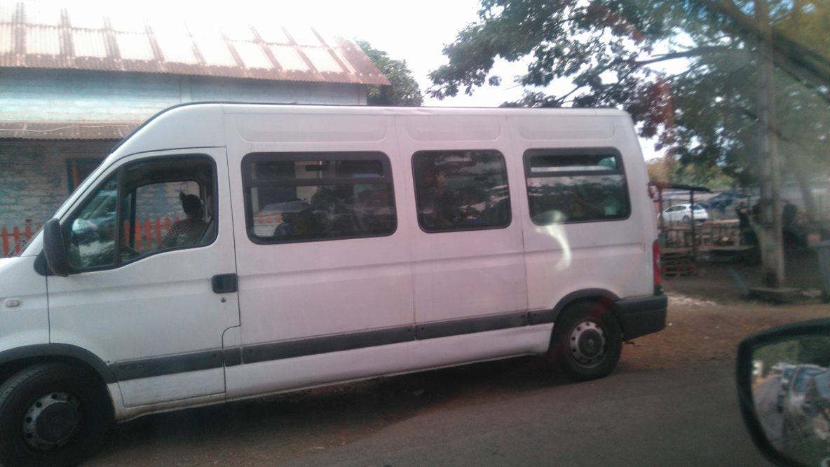 Expulsés de Chirongui et Ouangani place de la République