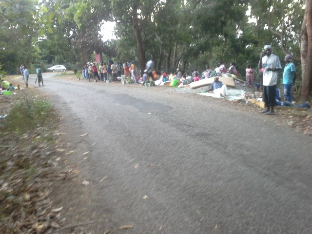 Les “expulsés” au bord de la route