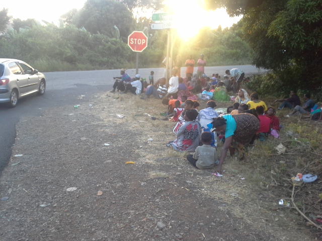 Les expulsés de Choungui bloquent la route