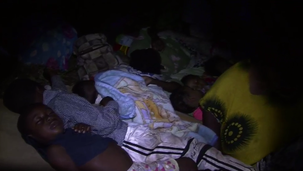 Les pleurs des expulsés de Choungui résonnent dans la nuit (vidéo)