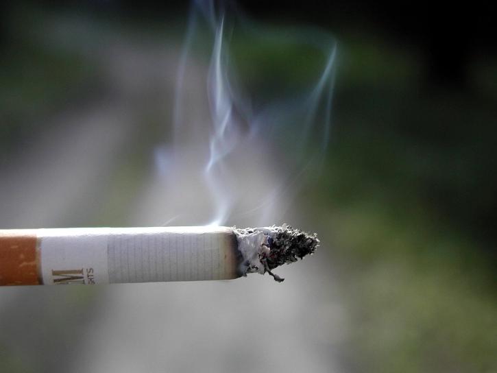 Il refuse de donner une cigarette, 40 jeunes se battent