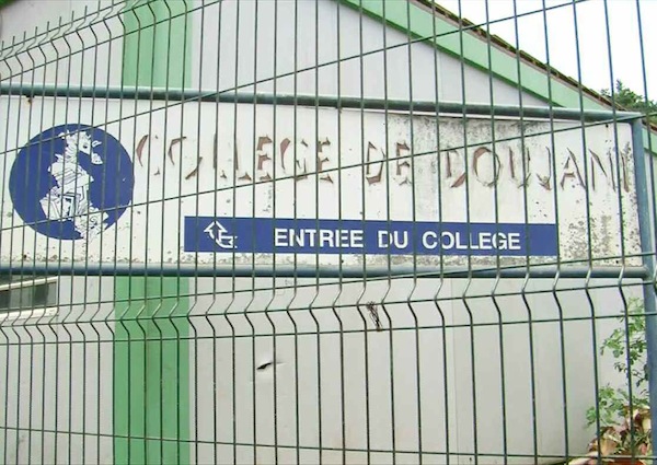 Chombos contre pierres au collège de Doujani
