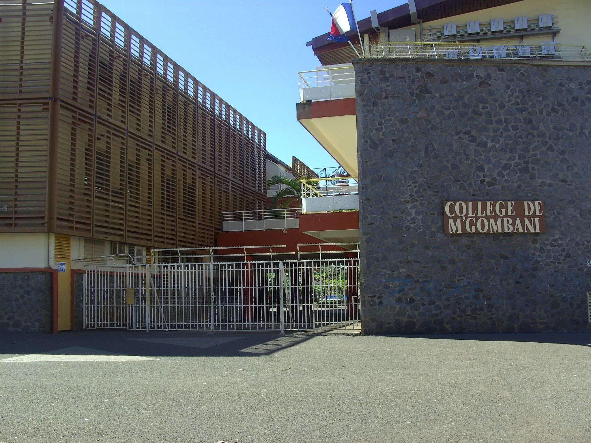 Intrusion Violente au Collège de Mgombani : Évacuation en Urgence (video)