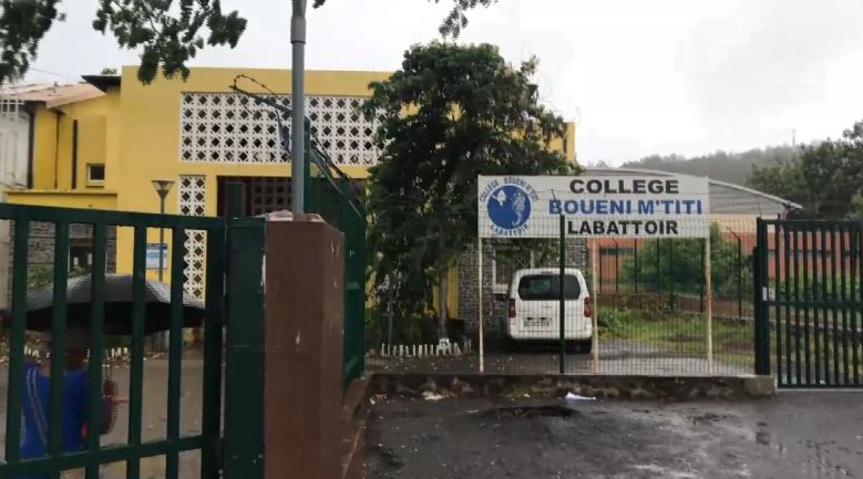 La population vient se mettre à l’abri dans un collège de Petite terre