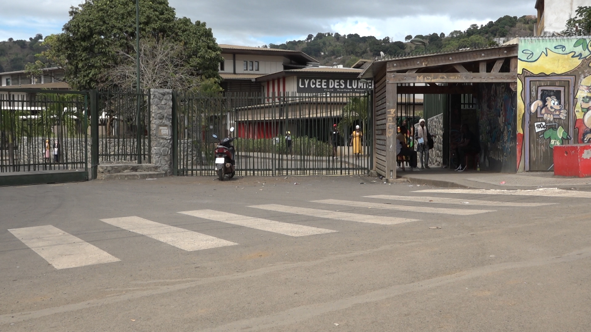 Tensions à Kaweni : le lycée des Lumières pris pour cible lors d’affrontements entre jeunes et forces de l’ordre hier