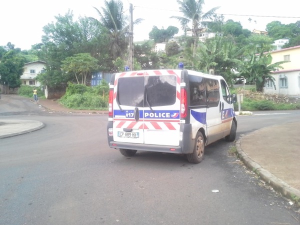 Passamainty : le rond-point du collège barré