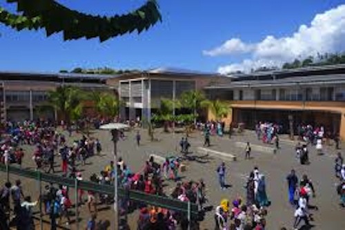 Opération de contrôle des bus au collège de Passamainty