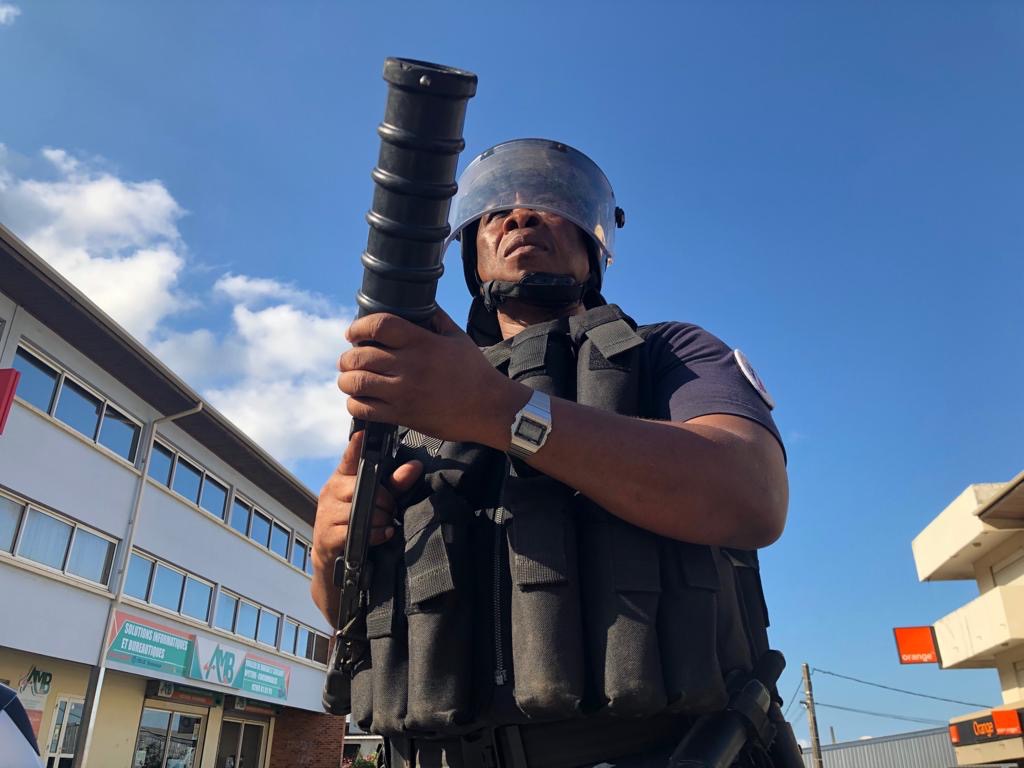 150 jeunes regroupés au rond point SFR font face aux forces de l’ordre