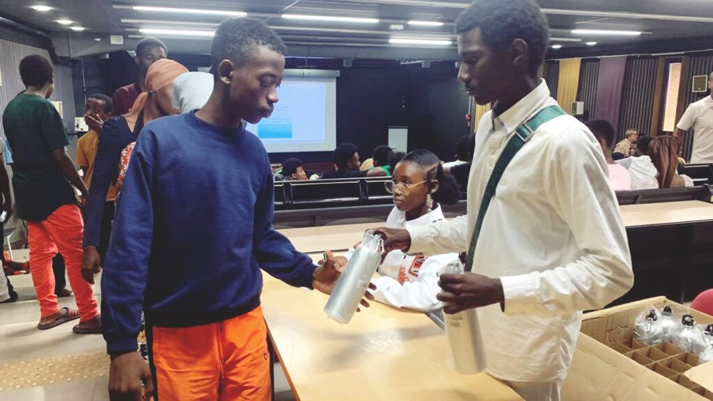 distrubution gourdes eau lycee lumieres