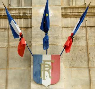 Les drapeaux de la Préfecture en berne