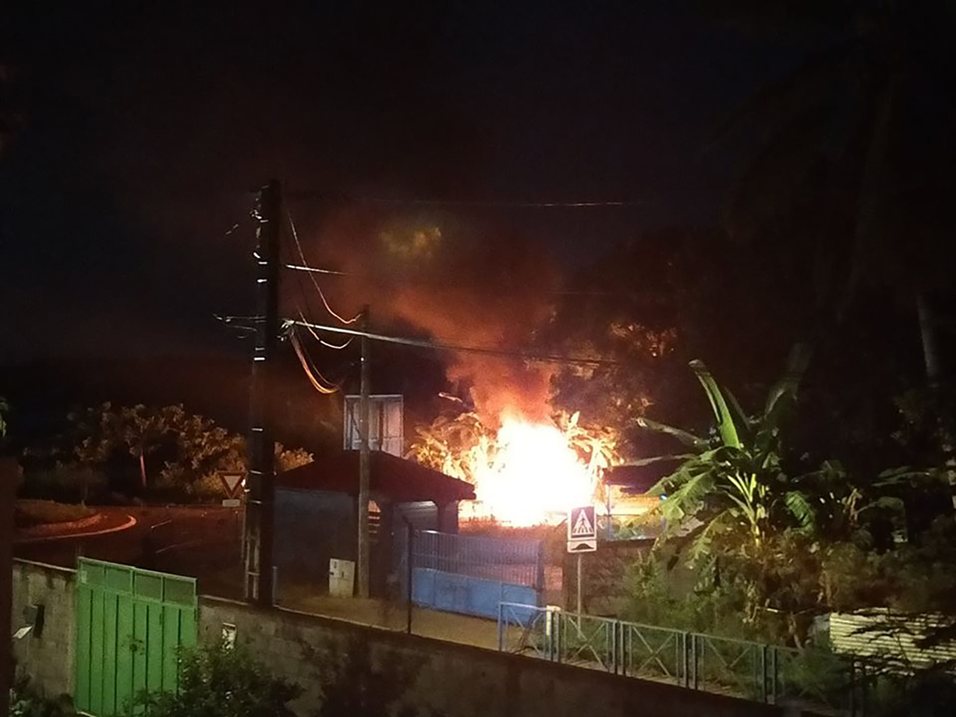 Une population excédée qui fait la chasse aux jeunes émeutiers