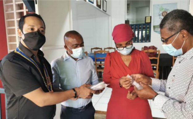 Le Rotary fait don de masques et de gels hydro-alcooliques à l’UDAF