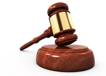 Tables et chaises d’écoliers aux enchères