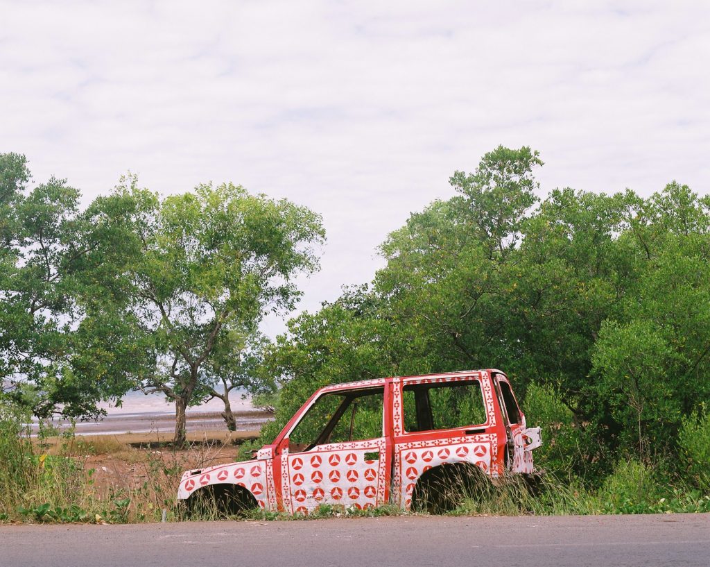 La mairie de Dembéni s’attaque aux épaves et voitures dérangeantes sur la voie publique